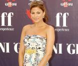 Avec sa longue robe imprimée liberty, ses sandales compensées, Eva Mendes est à croquer !  