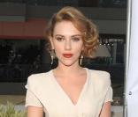  Robe crème décolletée pour souligner sa jolie poitrine et sa silhouette de rêve... Scarlett Johansson est irrésistible ! 
 &nbsp; 