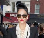 La chanteuse Rihanna sort le grand jeu pour la sortie du film  Inglourious Basterds.  Tête à moitié rasé, énorme collier de perle et total look Alexander Mc Queen... la princesse des Barbades est une vraie star !
  <