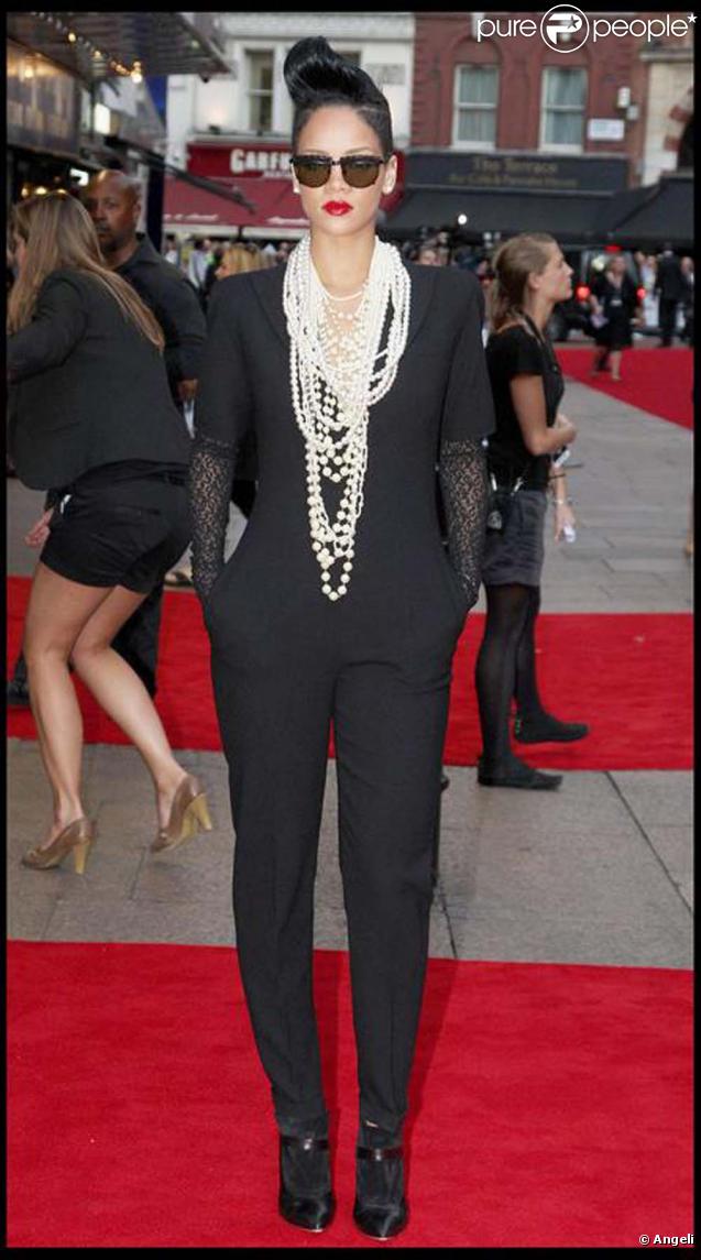 La chanteuse Rihanna sort le grand jeu pour la sortie du film  Inglourious Basterds.  Tête à moitié rasé, énorme collier de perle et total look Alexander Mc Queen... la princesse des Barbades est une vraie star !
  <