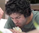 Adrian Grenier en pause détente avec un bon sandwich à Miami le 23/07/09 