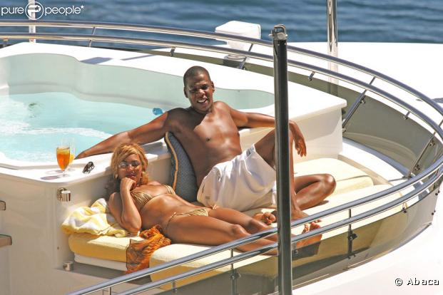 La sublime Beyoncé qui mène une vie d'enfer toute l'année entre sa tournée et ses promo, profite de ses vacances pour passer du temps avec son amoureux, Jay-Z. Et quoi de mieux qu'un yacht avec piscine et cocktails pour se reposer ?