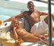 La sublime Beyoncé qui mène une vie d"enfer toute l"année entre sa tournée et ses promo, profite de ses vacances pour passer du temps avec son amoureux, Jay-Z. Et quoi de mieux qu"un yacht avec piscine et cocktails pour se reposer ? 