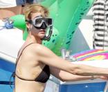 Derrière ce large masque et ce tuba, se cache la sublime Linda Evangelista. Le top qui n'a pas à rougir de ses formes, a décidé de piquer une tête et d'en profiter pour admirer les poissons. 