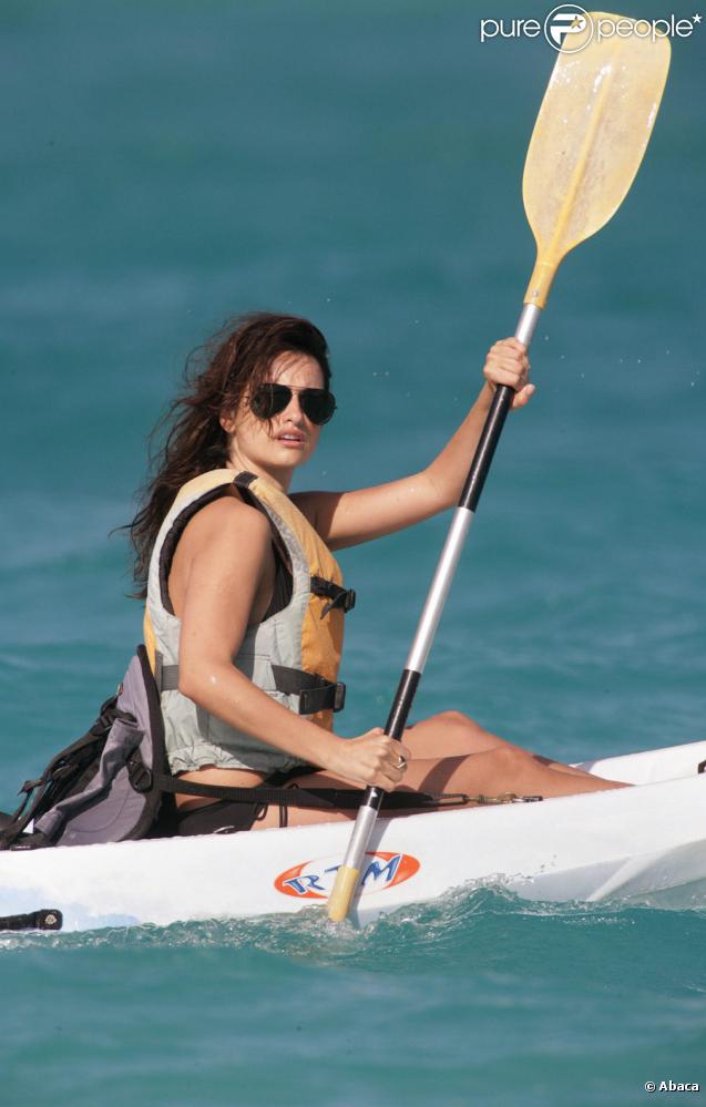 Pour la ravissante Penelope Cruz, vacances ne rime pas toujours avec farniente. Alors entre deux promenades romantiques avec son amoureux, Javier Bardem, l'actrice brandit sa pagaie ! 