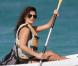 Pour la ravissante Penelope Cruz, vacances ne rime pas toujours avec farniente. Alors entre deux promenades romantiques avec son amoureux, Javier Bardem, l"actrice brandit sa pagaie ! 