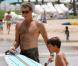 Pierce Brosnan est non seulement un parfait agent 007, mais il est également un super papa ! Très attentif, il partage son savoir, et notamment son goût pour le surf, avec son fiston. 