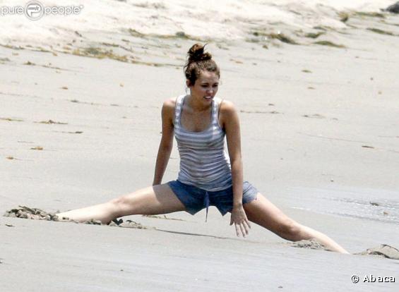 Malgré son jeune âge (16 ans), Miley Cyrus a un emploi du temps bien chargé. Alors même en vacances, elle ne peut s'empêcher de s'entraîner pour ses prochaines chorégraphies.