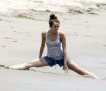 Malgré son jeune âge (16 ans), Miley Cyrus a un emploi du temps bien chargé. Alors même en vacances, elle ne peut s'empêcher de s'entraîner pour ses prochaines chorégraphies. 