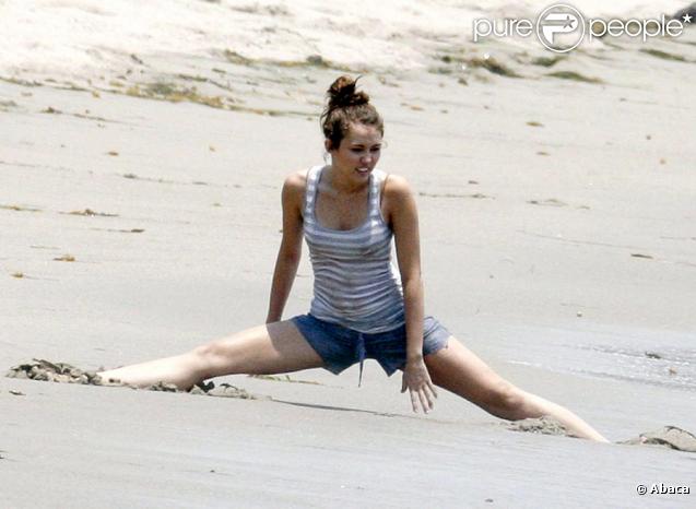 Malgré son jeune âge (16 ans), Miley Cyrus a un emploi du temps bien chargé. Alors même en vacances, elle ne peut s'empêcher de s'entraîner pour ses prochaines chorégraphies. 