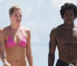 Le sublime top Doutzen Kroes, qui a l'habitude d'être vêtue de bikinis, puisqu'elle est égérie de Victoria's Secret, oublie ses soucis, en compagnie de son compagnon, DJ Ruckus. Les deux amoureux sont inséparables ! 