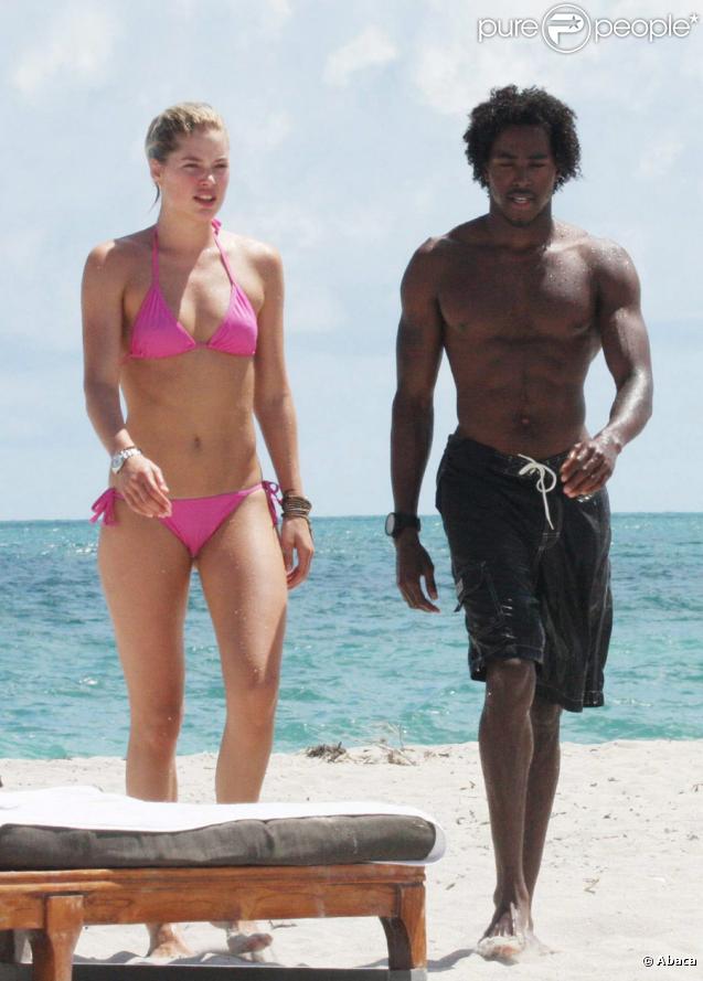 Le sublime top Doutzen Kroes, qui a l'habitude d'être vêtue de bikinis, puisqu'elle est égérie de Victoria's Secret, oublie ses soucis, en compagnie de son compagnon, DJ Ruckus. Les deux amoureux sont inséparables ! 