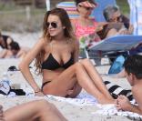 Pour Lindsay Lohan, la meilleure activité, c'est encore de ne rien faire. Entourée de garçons admiratifs, LiLo a juste besoin de son petit bikini et de sa serviette pour être heureuse. 