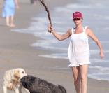 Nicollette Sheridan a parfois le coeur lourd depuis qu'elle a été évincée du cast de Desperate Housewives. Heureusement, ses chiens sont toujours là pour accompagner les promenades estivales de là-bas. 