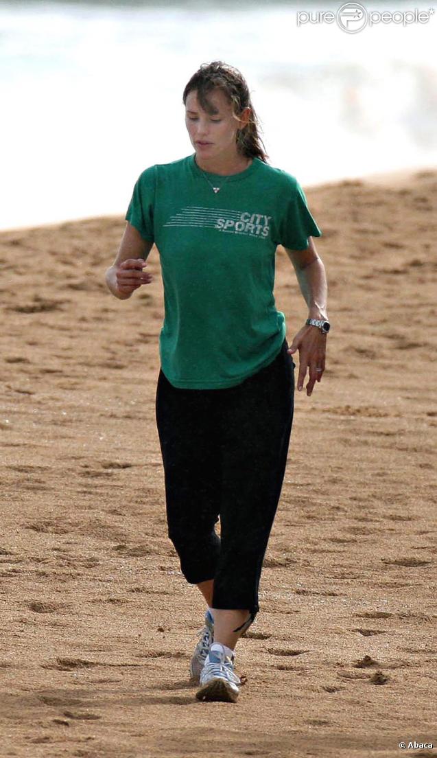 Après un peu de laisser-aller, Jennifer Garner a décidé de retrouver la ligne. Alors, elle s'astreint à faire de longues marches rythmées sur le sable. Un très bon exercice ! 