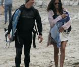 Pendant longtemps, la seule passion de Matthew McConaughey était le surf. Désormais, l'acteur est amoureux et papa alors la jolie Camilla et leur petit Levi sont toujours là pour le soutenir lorsqu'il se jette dans les vagues.