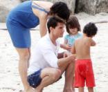 Même sur le sable, la petite Suri a peu de chance de se perdre. Toujours très entourée par sa maman, Katie Holmes et son papa, Tom Cruise, l'enfant s'est tout de même trouvé un ami pour faire des châteaux de sable. 