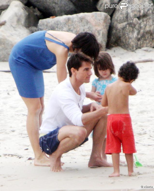 Même sur le sable, la petite Suri a peu de chance de se perdre. Toujours très entourée par sa maman, Katie Holmes et son papa, Tom Cruise, l'enfant s'est tout de même trouvé un ami pour faire des châteaux de sable. 