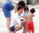 Même sur le sable, la petite Suri a peu de chance de se perdre. Toujours très entourée par sa maman, Katie Holmes et son papa, Tom Cruise, l"enfant s"est tout de même trouvé un ami pour faire des châteaux de sable. 