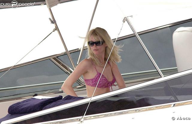 Pour éviter les plages bondées, Claudia Schiffer a préféré s'isoler sur un bateau. Bon choix, puisqu'elle peut profiter à loisir de la mer et du soleil, en toute tranquillité !