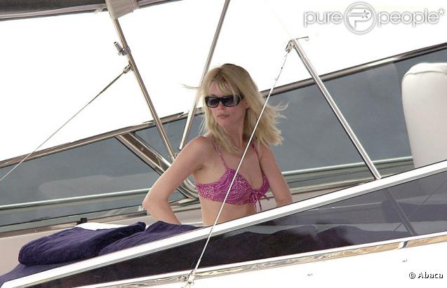 Pour éviter les plages bondées, Claudia Schiffer a préféré s'isoler sur un bateau. Bon choix, puisqu'elle peut profiter à loisir de la mer et du soleil, en toute tranquillité ! 