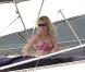 Pour éviter les plages bondées, Claudia Schiffer a préféré s"isoler sur un bateau. Bon choix, puisqu"elle peut profiter à loisir de la mer et du soleil, en toute tranquillité ! 