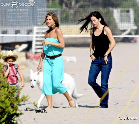 Depuis l'arrêt de la série Friends, Jennifer Aniston et Courteney Cox sont restées les meilleures du monde. Elles adorent se retrouver en tête-à-tête pour papoter et marcher tranquillement sur le sable.