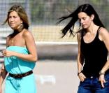 Depuis l'arrêt de la série Friends, Jennifer Aniston et Courteney Cox sont restées les meilleures du monde. Elles adorent se retrouver en tête-à-tête pour papoter et marcher tranquillement sur le sable.