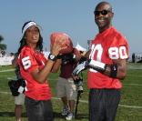  Kelly Rowland et Jerry Rice au Madden NFL 10 Pigskin Pro-Am, au Malibu Bluffs State Park de Malibu, à Los Angeles. 23/07/09  