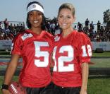  Kelly Rowland et Maria Menounos au Madden NFL 10 Pigskin Pro-Am, au Malibu Bluffs State Park, à Los Angeles. 23/07/09  
