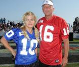  Alison Sweeney et Joe Montana au Madden NFL 10 Pigskin Pro-Am, au Malibu Bluffs State Park, à Los Angeles. 23/07/09  