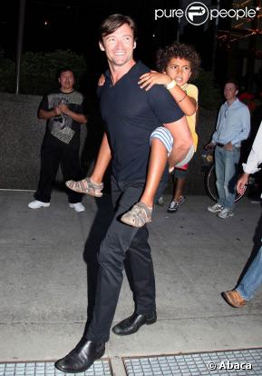 Hugh Jackman avec famille et amis, à l'occasion d'un dîner au Trump International Restaurant de Columbus Circle, à New York, le 25 juillet 2009 !