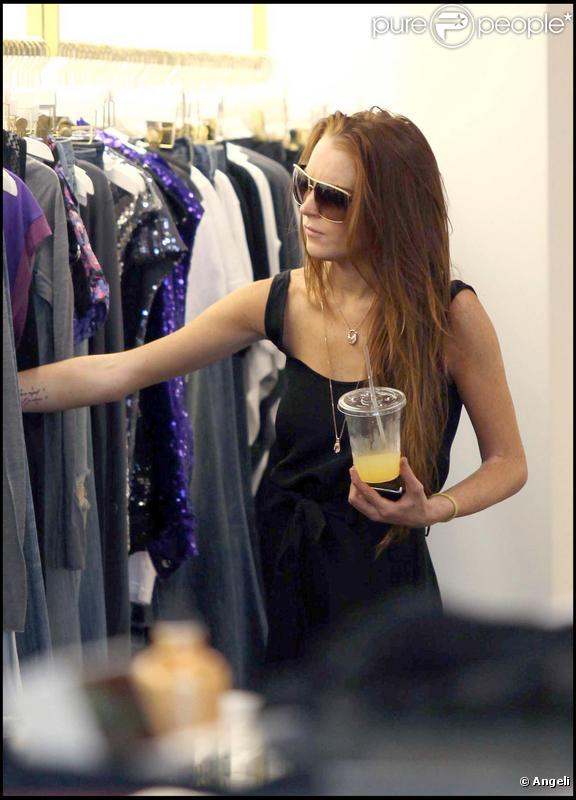 Lindsay Lohan en pleine séance d'essayage à Beverly Hills le 26 juillet 2009