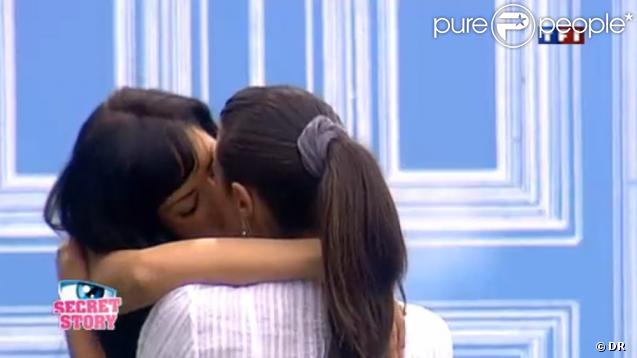 Emilie embrasse Sabrina !