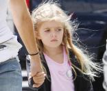Denise Richards, son père et ses deux filles Lola et Sam (Malibu, 2 août 2009)