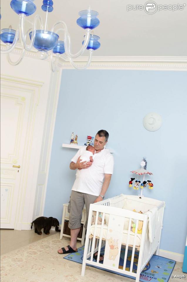 Jean-Marie Bigard et l'adorable Sasha, à la maison (2 juillet 2009)