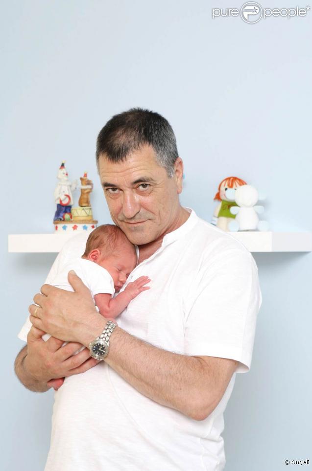 Jean-Marie Bigard et l'adorable Sasha, à la maison (2 juillet 2009)