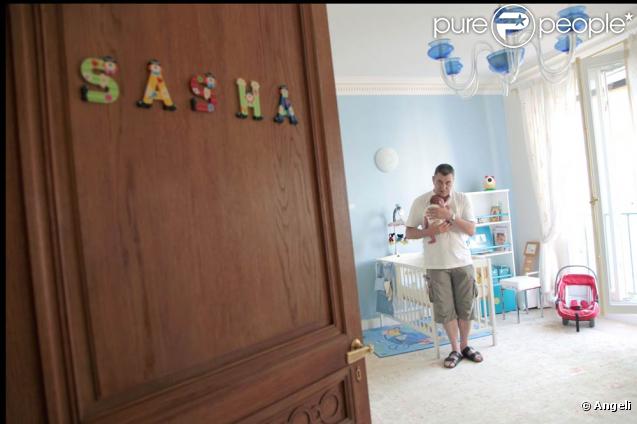 Jean-Marie Bigard, sa femme Claudia et le petit Sasha à la maternité de la Salpêtrière (30 juin 2009)