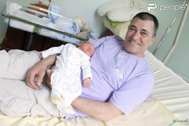 Jean-Marie Bigard et le petit Sasha à la maternité de la Salpêtrière (30 juin 2009)