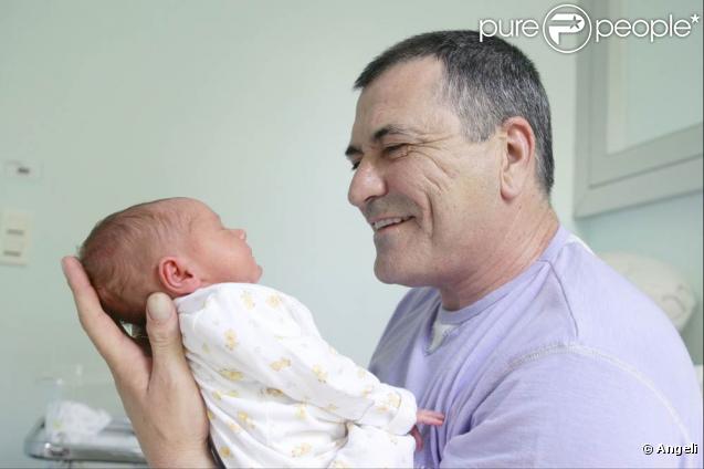 Jean-Marie Bigard et le petit Sasha à la maternité de la Salpêtrière (30 juin 2009)