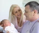 Jean-Marie Bigard, sa femme Claudia et le petit Sasha à la maternité de la Salpêtrière (30 juin 2009)