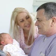 Jean-Marie Bigard, sa femme Claudia et le petit Sasha à la maternité de la Salpêtrière (30 juin 2009)