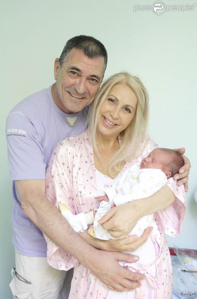 Jean-Marie Bigard, sa femme Claudia et le petit Sasha à la maternité de la Salpêtrière (30 juin 2009)