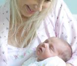 Claudia et le petit Sasha à la maternité de la Salpêtrière (30 juin 2009)