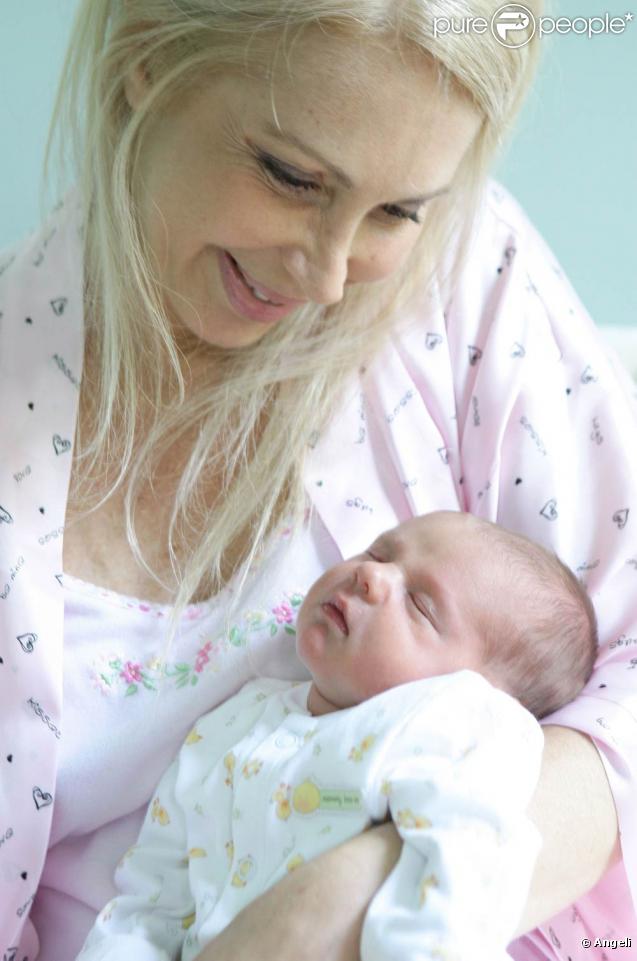 Claudia et le petit Sasha à la maternité de la Salpêtrière (30 juin 2009)