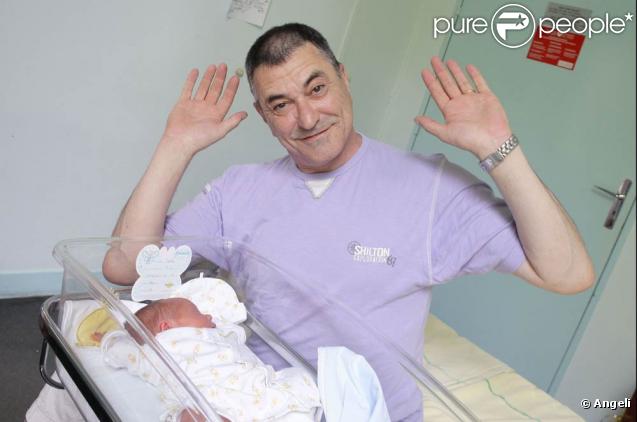 Jean-Marie Bigard et le petit Sasha à la maternité de la Salpêtrière (30 juin 2009)