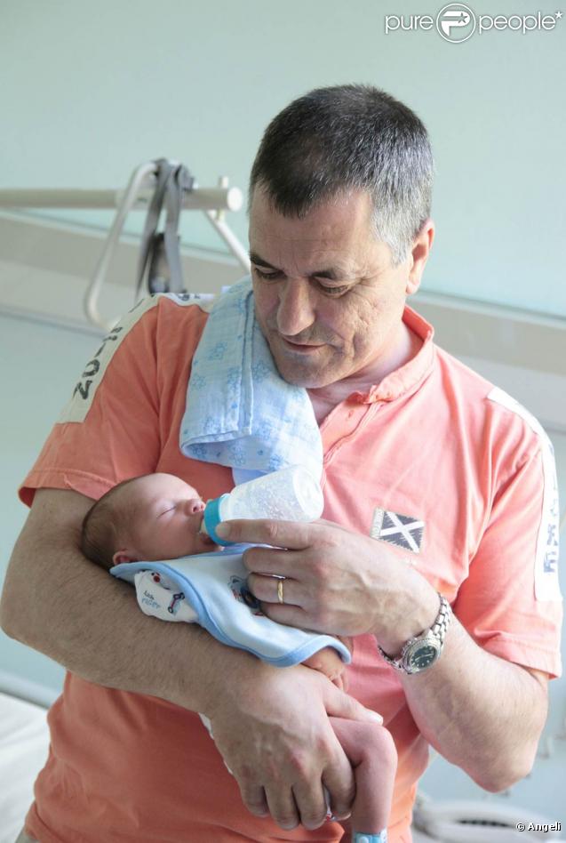 Jean-Marie Bigard et le petit Sasha à la maternité de la Salpêtrière (30 juin 2009)