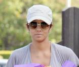 Halle Berry sort du magasin Bristol Farms. 04/08/09