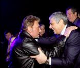 Johnny Hallyday retrouve son ami Enrico Macias avec toujours autant de plaisir, sous le regard complice de Laeticia et de Patrick Balkany