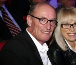 Mireille Darc et son mari, Pascal Desprez, sont venus applaudir Sylvie Vartan au Palais des Congrès le 5/02/08